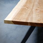Table artisanale sur mesure / modèle Aubier / Frêne olivier massif / Pied en Gris acier / Fabrication française de haute facture / ARTMETA