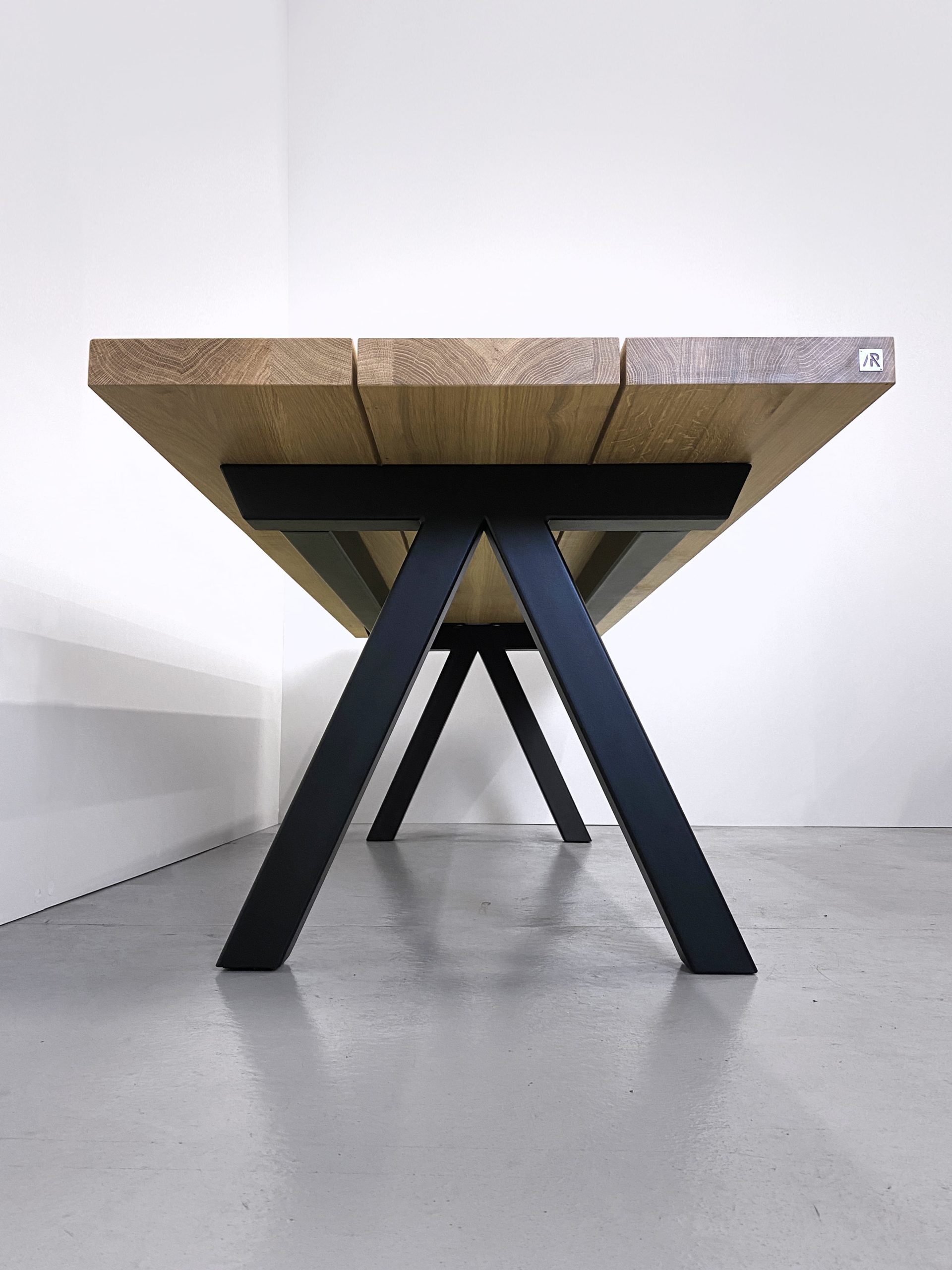 Table artisanale sur mesure / modèle Aubier / Chêne contemporain massif / Option 3 plateaux / Pied en Noir charbon / Fabrication française de haute facture