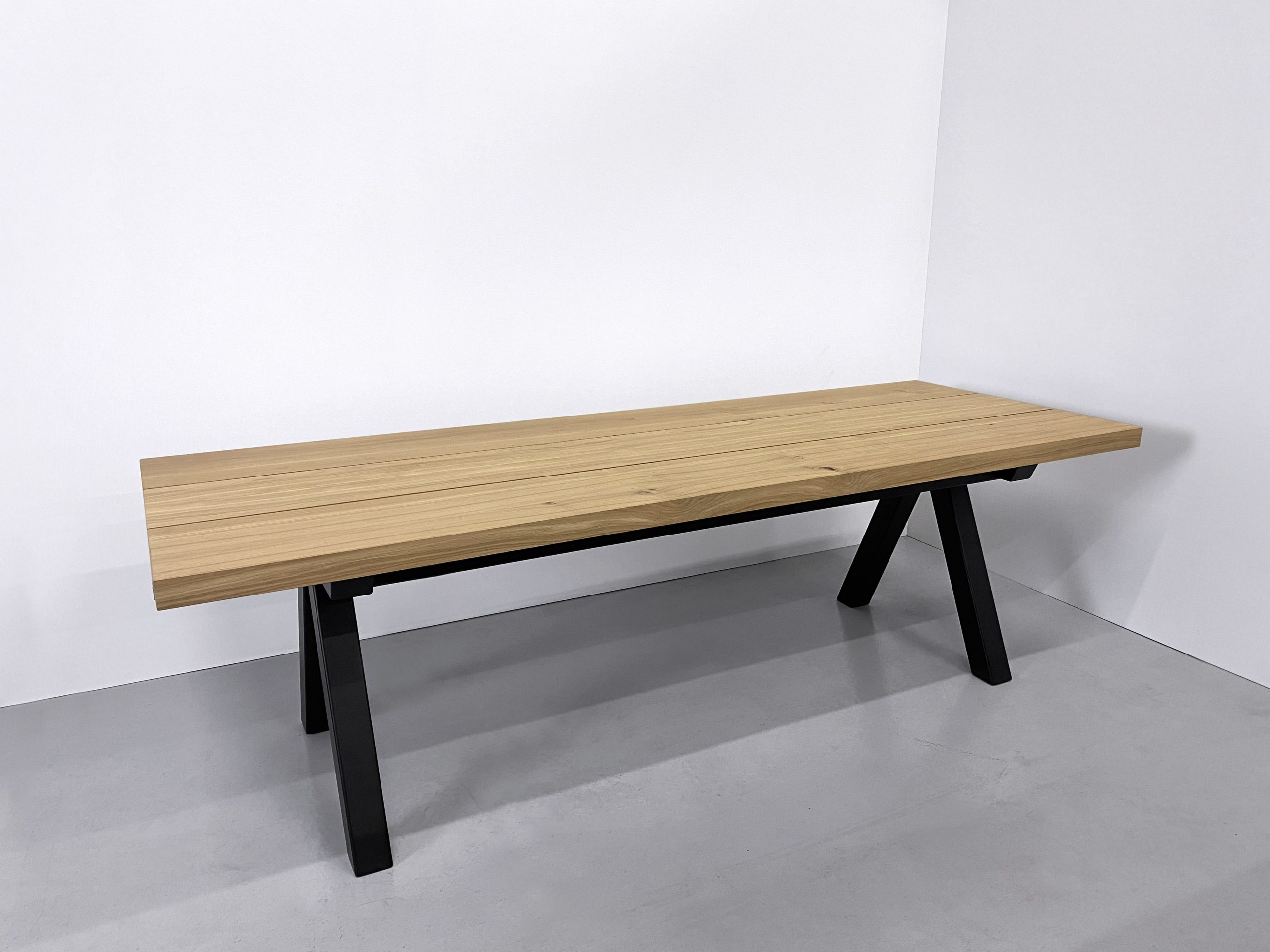 Table artisanale sur mesure / modèle Aubier / Chêne contemporain massif / Option 3 plateaux / 250 x 90 x H 75 cm / Pied en Noir charbon / Fabrication française de haute facture