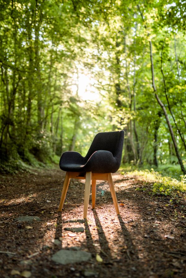 Chaise design cocon de fabrication française / tissu gris anthracite / ARTMETA