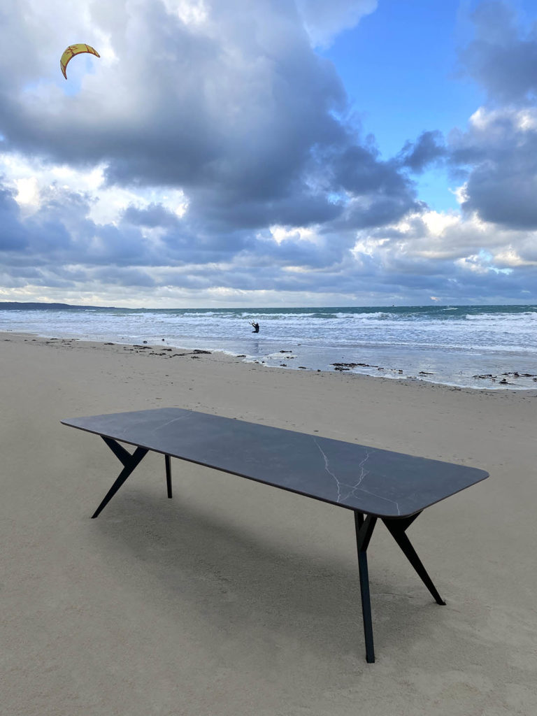 Table intérieure/extérieure en céramique MA REINE / Dimensions : 280 x 110 x H 75 cm / Dekton Kelya / Pieds en aluminium pleine masse / Fabrication artisanale et sur mesure ARTMETA