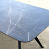 Table extérieure en céramique MA REINE / Dimensions : 280 x 110 x H 75 cm / Dekton Kelya / Pieds en aluminium pleine masse / Fabrication artisanale et sur mesure ARTMETA
