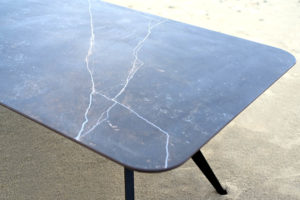 Table extérieure en céramique MA REINE / Dimensions : 280 x 110 x H 75 cm / Dekton Kelya / Pieds en aluminium pleine masse / Fabrication artisanale et sur mesure ARTMETA