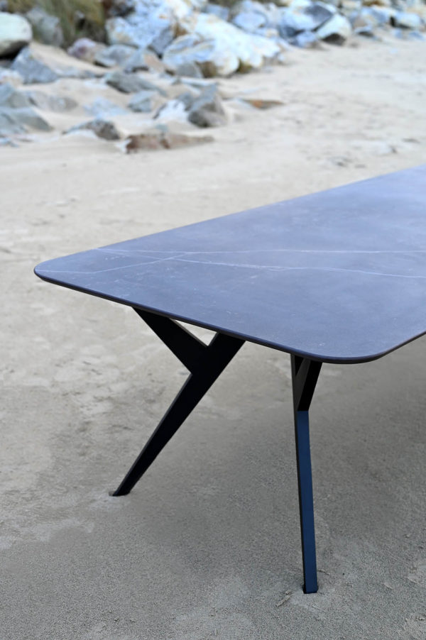 Table extérieure en céramique MA REINE / Dimensions : 280 x 110 x H 75 cm / Dekton Kelya / Pieds en aluminium pleine masse / Fabrication artisanale et sur mesure ARTMETA