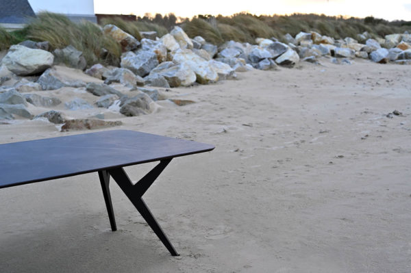 Table extérieure en céramique MA REINE / Dimensions : 280 x 110 x H 75 cm / Dekton Kelya / Pieds en aluminium pleine masse / Fabrication artisanale et sur mesure ARTMETA