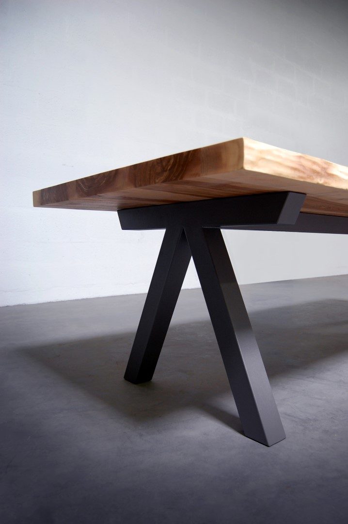 Table sur mesure artisanale / table en bois massif / modèle Aubier / Frêne olivier massif / Pied en Gris acier / Fabrication française de haute facture / ARTMETA