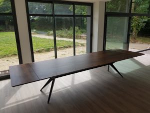 ARTMETA / table Papillon / 300 x 120 cm + allonges / noyer américain + noir charbon