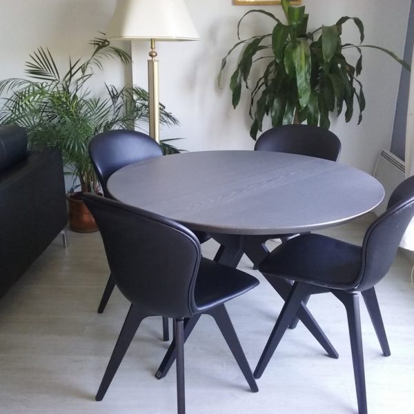 ARTMETA / table papillon ronde diamètre 110 cm / frêne blanc teinté gris et pied noir charbon