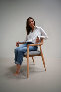 Chaise Madrid / Bois massif de frêne / Teinte chêne / Tissu en coton bleu