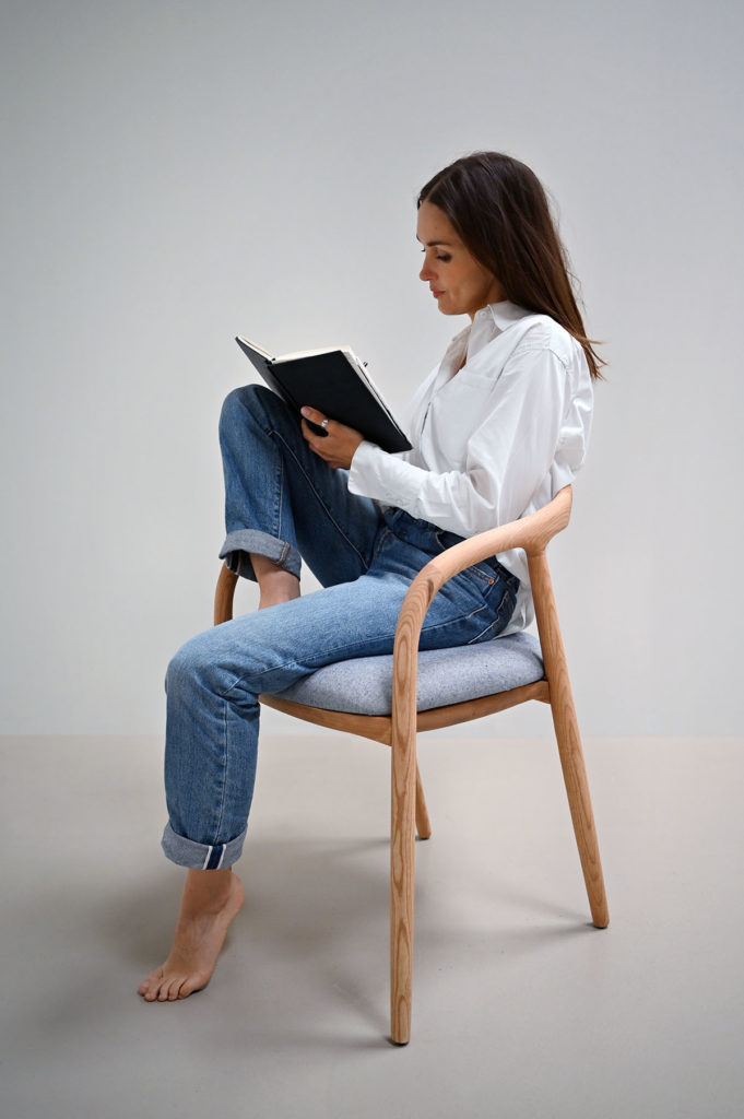 Chaise en bois massif et tissu / Design léger / Fabriqué en Espagne / Rachel Gardan