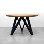 table ronde bois massif M / chêne contemporain français et acier bleu nuit / Fabrication artisanale