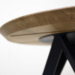 Table ronde M en acier et bois massif / chêne contemporain français et acier bleu nuit / Fabrication artisanale