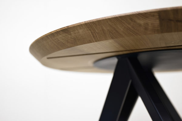 Table ronde M en acier et bois massif / chêne contemporain français et acier bleu nuit / Fabrication artisanale