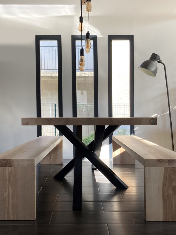 Table Mikado avec bancs en frêne olivier et pieds en RAL 7016 / Fabrication sur mesure ARTMETA