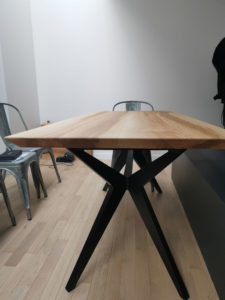 Table à manger Papillon / 160 x 75 x H 75 cm / Chêne contemporain et pied noir charbon / Fabrication sur mesure ARTMETA