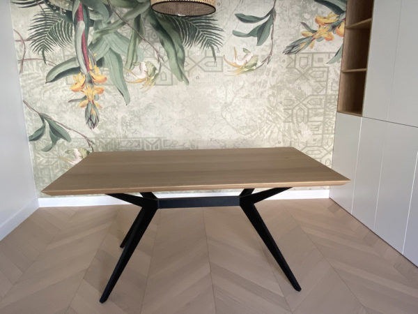 Table à manger Papillon / 160 x 90 x H 75 cm / Chêne contemporain et pied noir charbon / Fabrication sur mesure ARTMETA