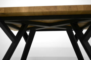 Table carrée modèle Ramage / Dimensions : 140 x 140 x H 75 cm / Plateau en chêne massif français et pied en acier couleur noir charbon / Fabrication artisanale et sur mesure ARTMETA