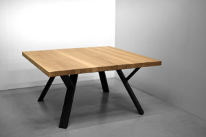 Table carrée modèle Ramage / Dimensions : 140 x 140 x H 75 cm / Plateau en chêne massif français et pied en acier couleur noir charbon / Fabrication artisanale et sur mesure ARTMETA