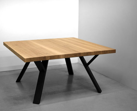 Table carrée modèle Ramage / Dimensions : 140 x 140 x H 75 cm / Plateau en chêne massif français et pied en acier couleur noir charbon / Fabrication artisanale et sur mesure ARTMETA