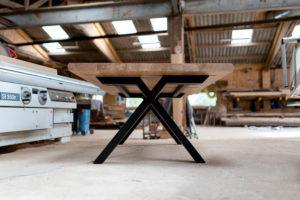 Table metal bois sur mesure Viking / Dimensions : 220 x 100 x H 75 cm / Chêne authentique et pieds Noir charbon / Fabrication sur mesure ARTMETA