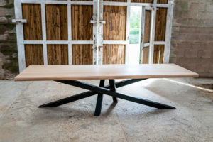 Table mikado en acier et bois massif sur mesure / ARTMETA