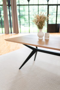 Table Papillon / 220 x 100 x H 75 cm / Chêne contemporain et pied noir charbon / Fabrication artisanale française ARTMETA