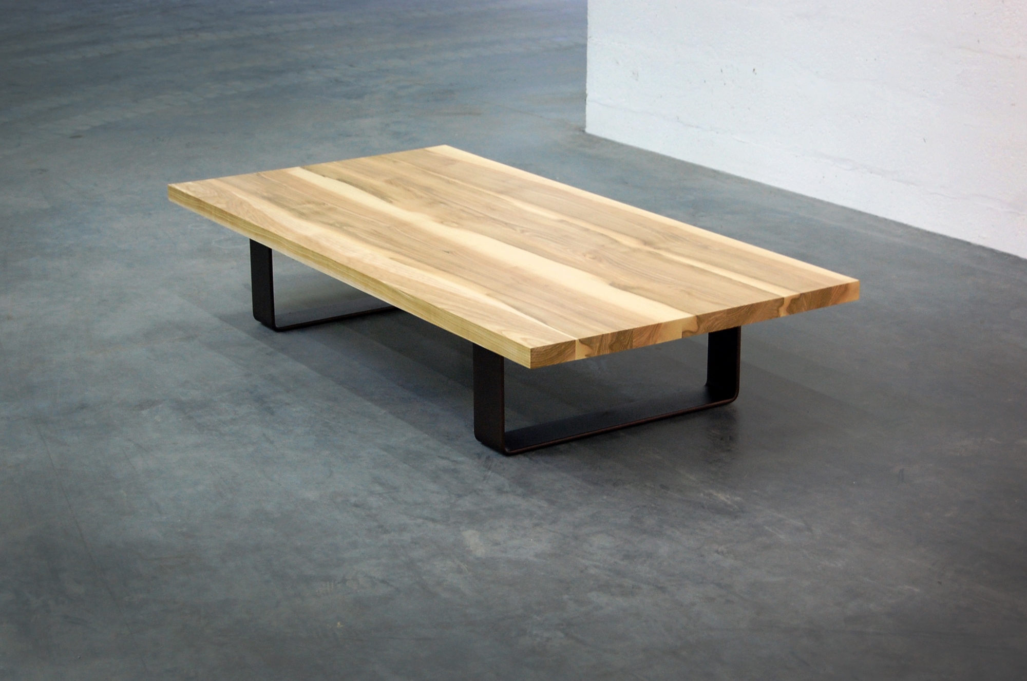 ARTMETA / table basse Ruban en acier et bois massif