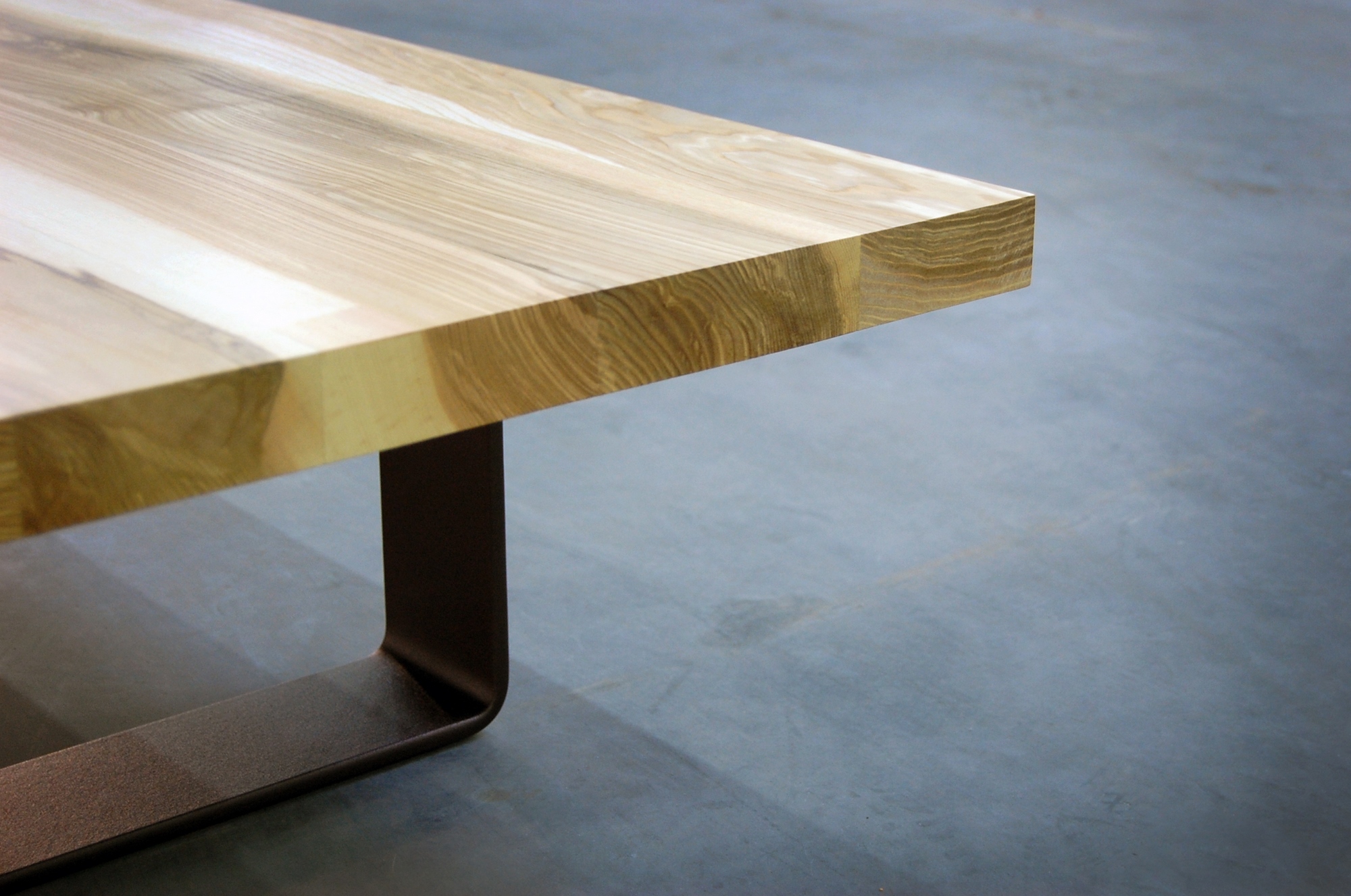 ARTMETA / table basse Ruban en acier et bois massif