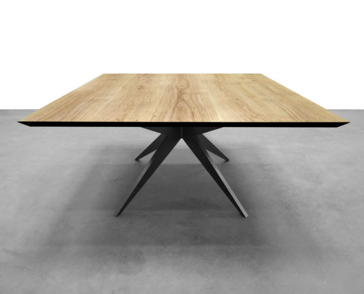 Table à manger carrée Papillon / Dimensions 150 x 150 x H 75 cm / Chêne contemporain massif / Pied en aluminium pleine masse noir doré / Fabrication artisanale et sur mesure ARTMETA