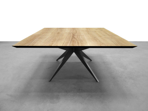 Table à manger carrée Papillon / Dimensions 150 x 150 x H 75 cm / Chêne contemporain massif / Pied en aluminium pleine masse noir doré / Fabrication artisanale et sur mesure ARTMETA