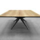 Table à manger carrée Papillon / Dimensions 150 x 150 x H 75 cm / Chêne contemporain massif / Pied en aluminium pleine masse noir doré / Fabrication artisanale et sur mesure ARTMETA