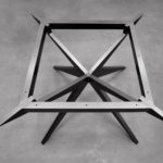 Pied de table à manger carrée Papillon / Dimensions 150 x 150 x H 75 cm / Chêne contemporain massif / Pied en aluminium pleine masse noir doré / Fabrication artisanale et sur mesure ARTMETA