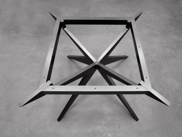 Pied de table à manger carrée Papillon / Dimensions 150 x 150 x H 75 cm / Chêne contemporain massif / Pied en aluminium pleine masse noir doré / Fabrication artisanale et sur mesure ARTMETA