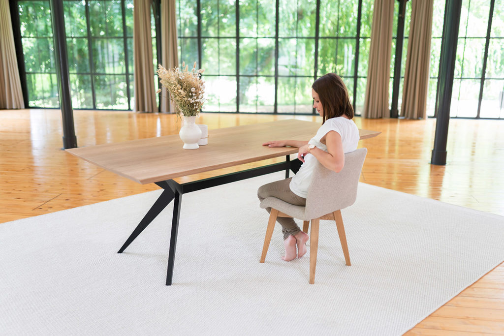 Table à manger en bois massif et aluminium pleine masse / modèle Papillon / Dimensions : 220 x 90 x H 75 cm / Chêne massif contemporain et pied de table noir charbon / Fabrication artisanale et sur mesure ARTMETA