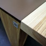 ARTMETA contraste table plateau acier et pieds bois massif