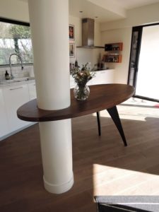 ARTMETA table sur mesure autour d'un poteau