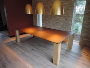 ARTMETA / table Contraste 260 x 135 x H 75 cm / plateau marron cuivré + pieds chêne naturel