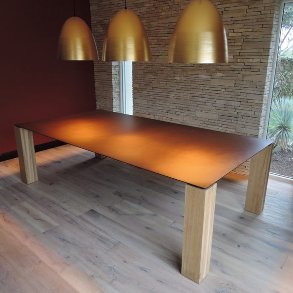 ARTMETA / table Contraste 260 x 135 x H 75 cm / plateau marron cuivré + pieds chêne naturel