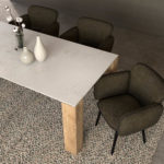 Table en céramique Contraste / Dimensions : 220 x 100 x H 75 cm / Plateau en Dekton Nilium 12 mm / Pieds en chêne massif Français / Fabrication artisanale et sur mesure ARTMETA