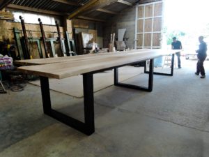 ARTMETA table XXL pour le groupe vinci / bois massif live edge