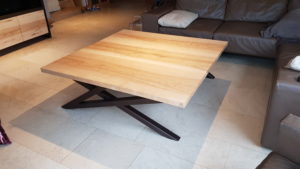 ARTMETA / table basse signature / 140 x 140 x H 45cm / frêne olivier et pied marron cuivré