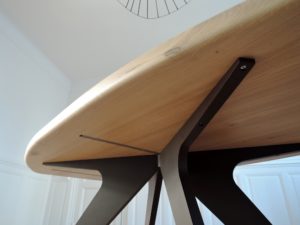 ARTMETA - mobilier sur mesure - table méduse - en aluminium pleine masse et bois massif - plateau ovale surf