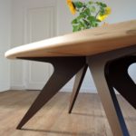 ARTMETA - mobilier sur mesure - table méduse - en aluminium pleine masse et bois massif - plateau ovale surf