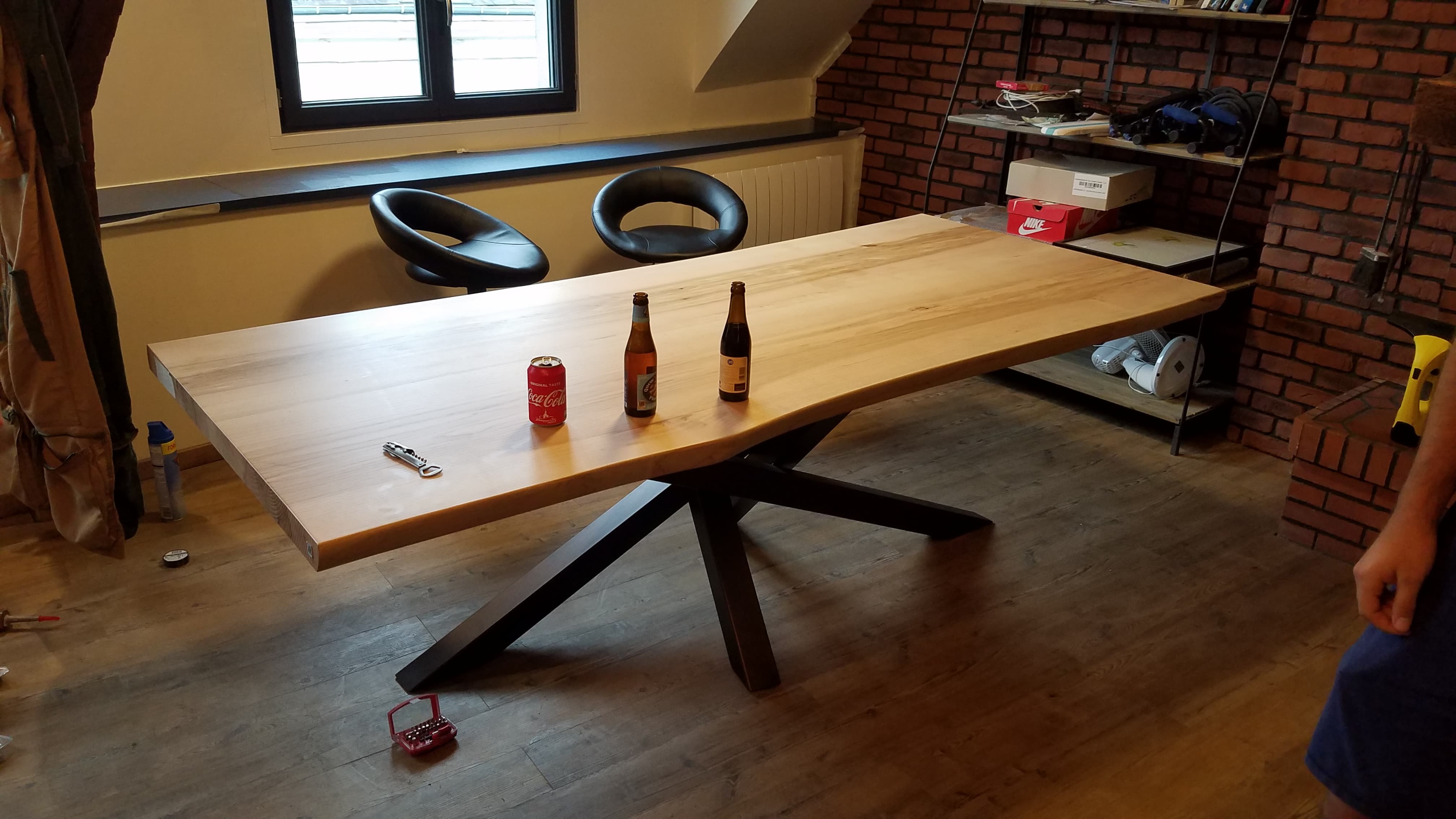 Table Mikado / Pied central / métal et bois massif / Fabrication artisanale