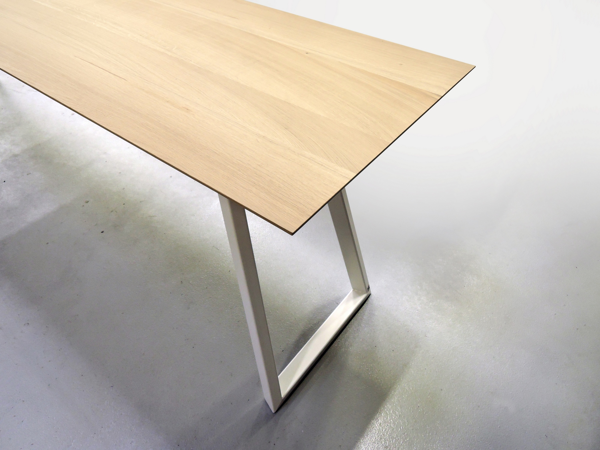 ARTMETA - table Versant - mobilier sur mesure en acier et bois massif de chêne français