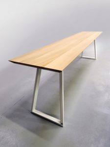 ARTMETA - table Versant - mobilier sur mesure en acier et bois massif de chêne français