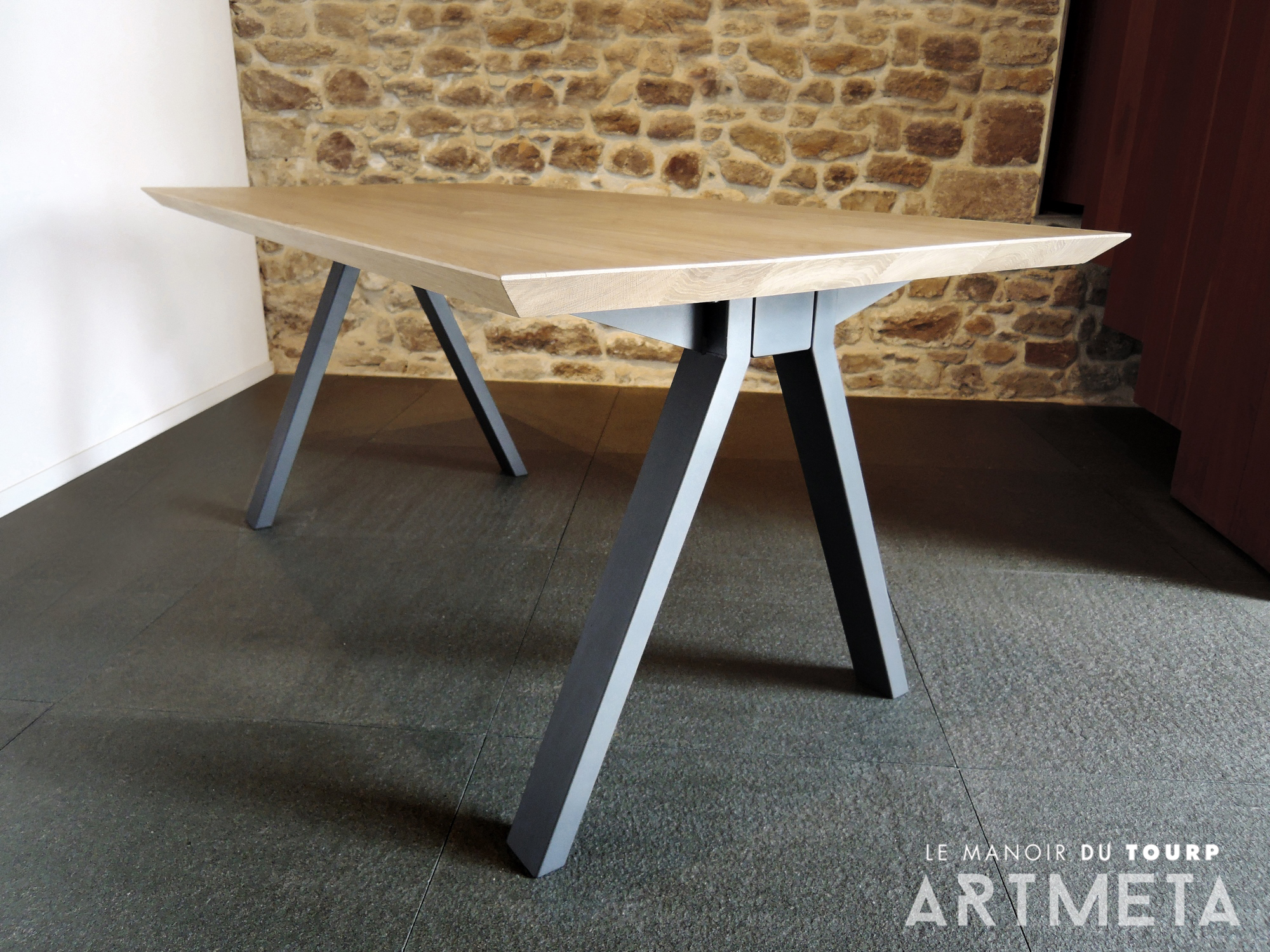 ARTMETA / table Ecrou / en acier et bois massif / fabrication artisanale et sur mesure