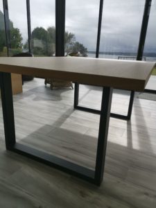 ARTMETA / table urbaine 180 x 120 cm en plaquage de chêne naturel avec pied noir