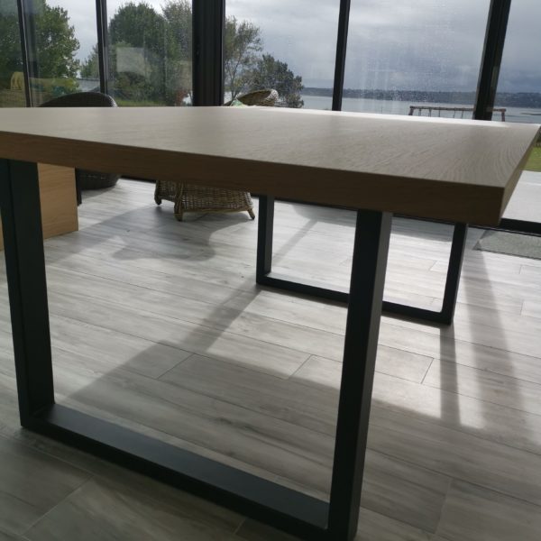 ARTMETA / table urbaine 180 x 120 cm en plaquage de chêne naturel avec pied noir