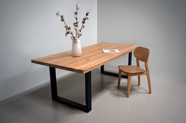 Table en bois massif et pied U en acier / Dimensions : 220 x 100 x H 75 cm / Chêne massif Français et piétement noir charbon